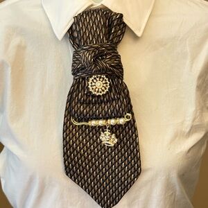 Elegant Black and Gold Women’s Junk Tie